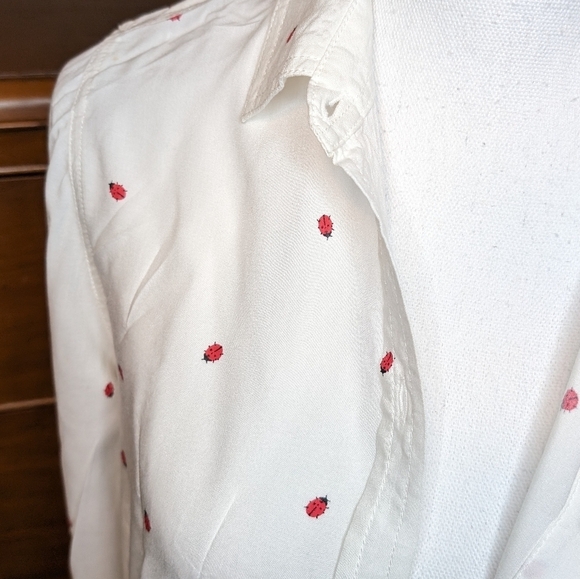 BeachLunchLounge White with Ladybugs Boyfriend Button Down Long Sleeve Shirt M - Picture 11 of 16